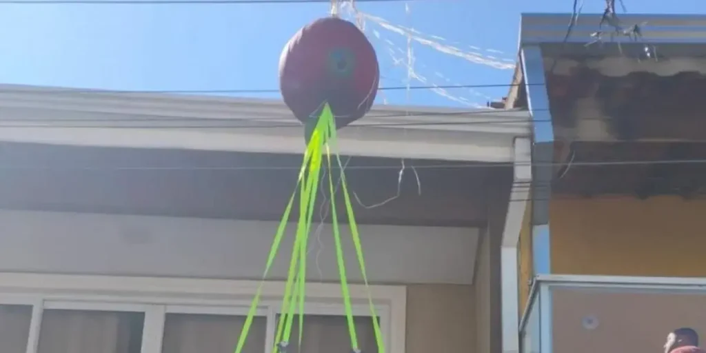 Defesa Civil de SP atua para remover balão que causou incêndio em Carapicuíba