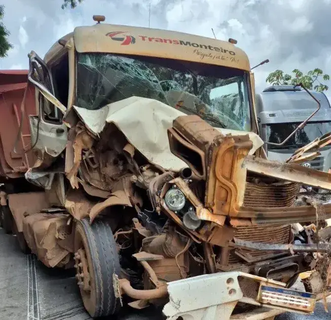 Engavetamento de caminhões causa feridos na BR-381 em São Gonçalo do Rio Abaixo