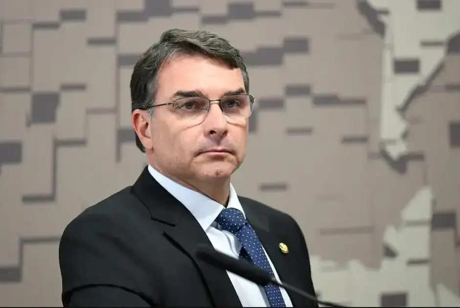 Flávio Bolsonaro propõe nova reforma da Previdência em seu plano de governo