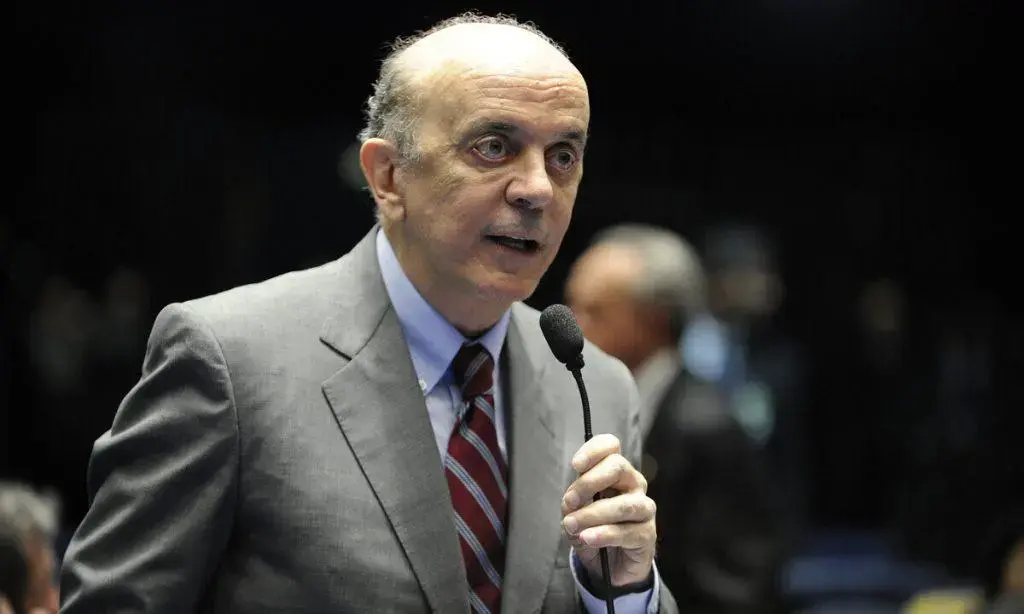 Gilmar Mendes presta homenagem a José Serra em rede social