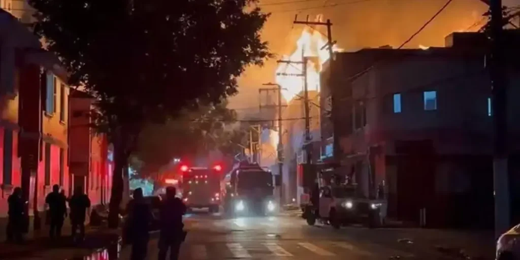Incêndio de grandes proporções atinge fábrica no Brás, em São Paulo