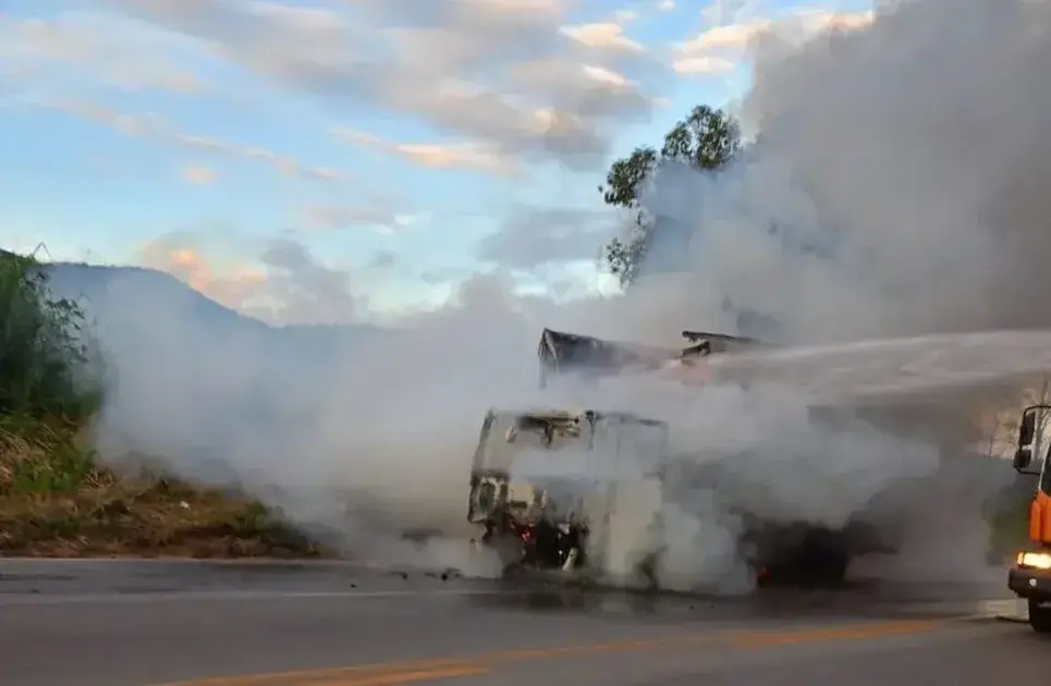 Incêndio em caminhão provoca lentidão na BR-381 em Ravena nesta terça