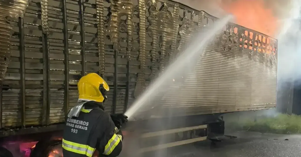 Incêndio em carreta na BR-381 causa prejuízo de R$ 850 mil sem vítimas