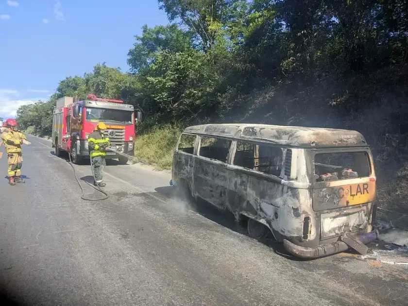 Incêndio em Kombi na BR-251 atrai ação do Corpo de Bombeiros