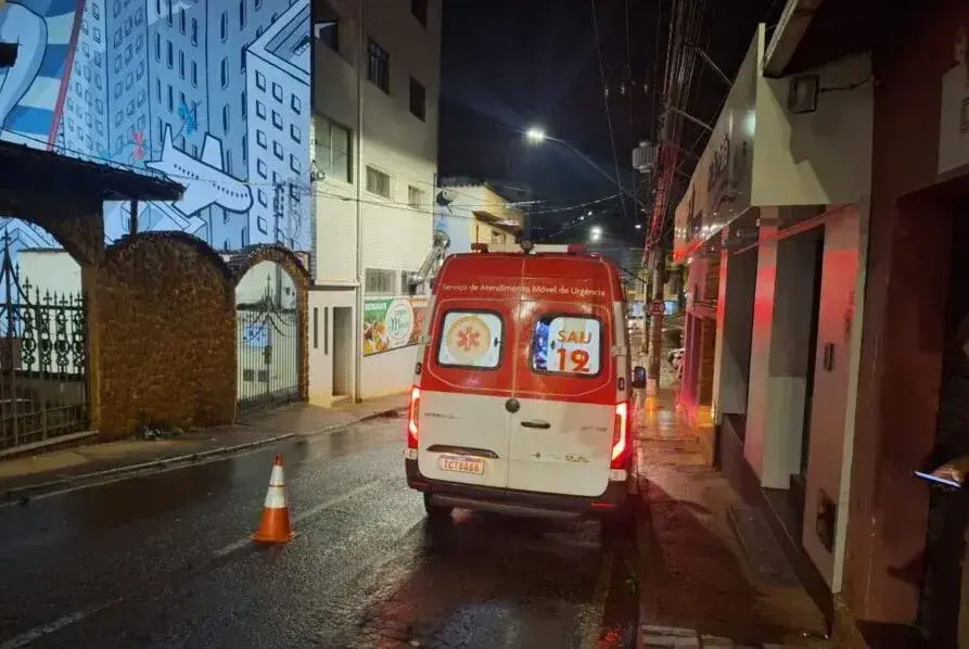 Jovem motociclista sofre acidente ao desviar de carro em Itabira