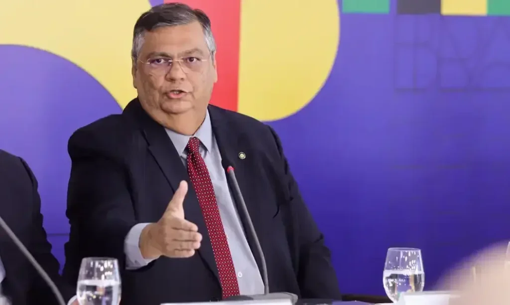 Ministro Moraes ordena apreensão de equipamentos de jornalista após investigações