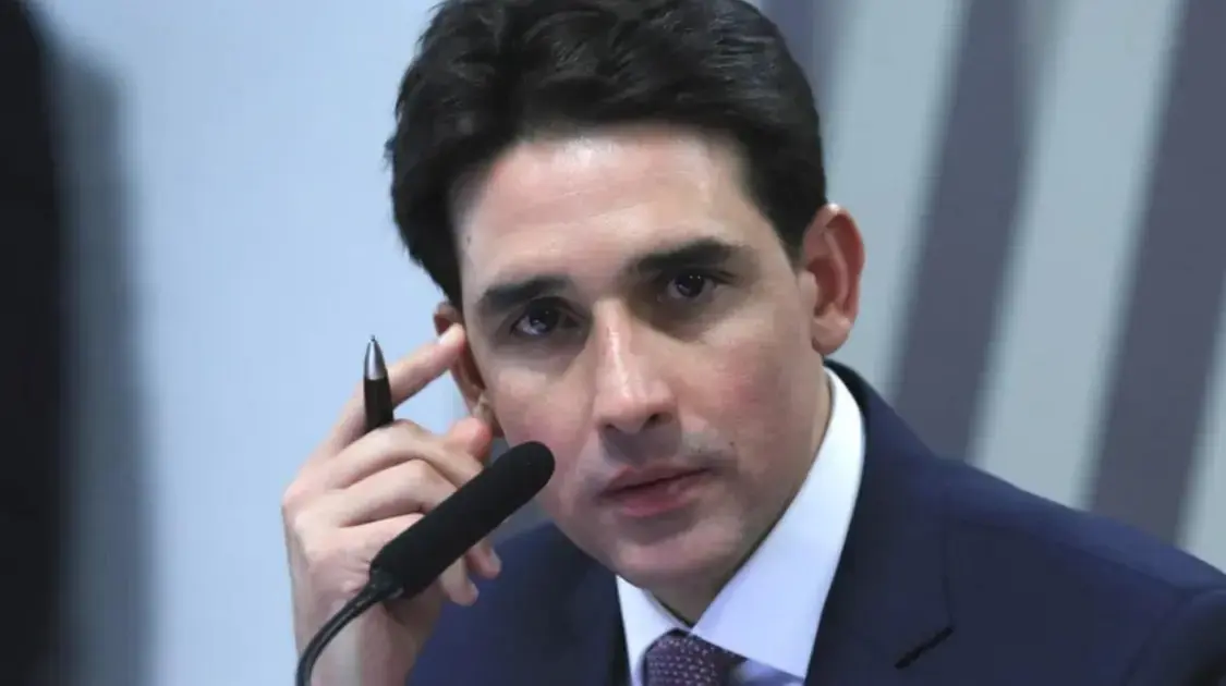 Ministro Silvio Costa Filho muda estratégia e vai disputar reeleição na Câmara