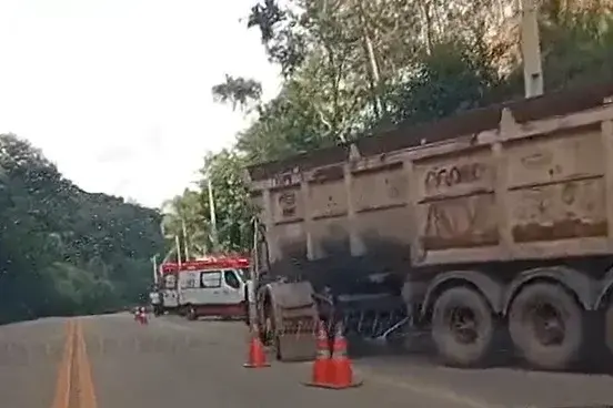 Motorista de carreta é atropelado após verificar defeito no freio em Itabira