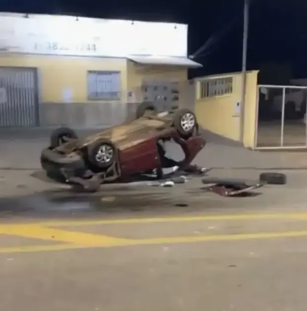 Motorista foge após capotamento em João Monlevade: Polícia Militar busca informações