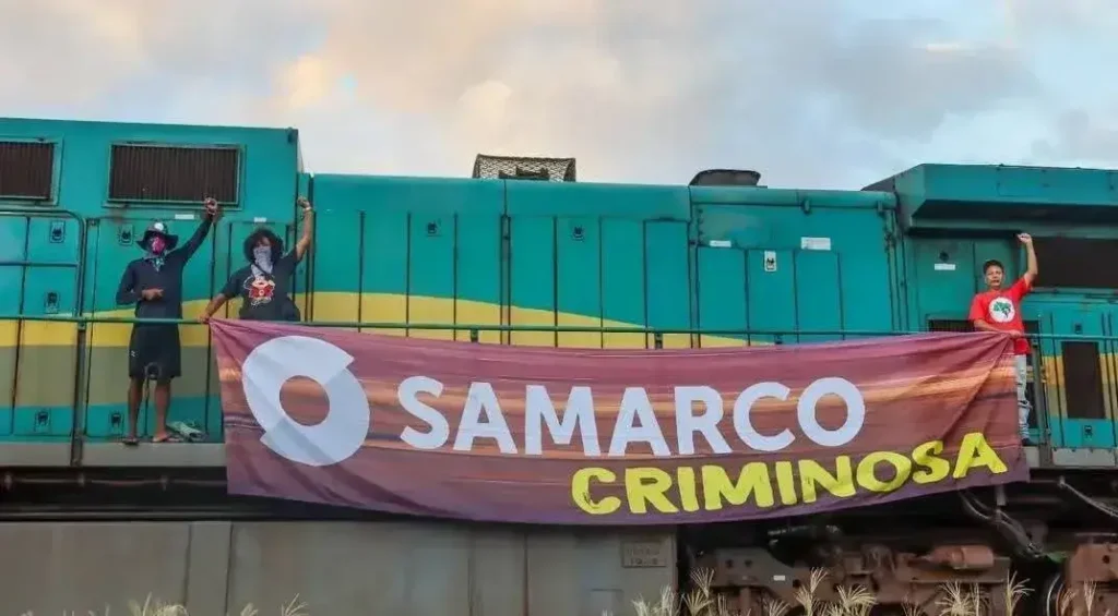 MST realiza protesto e interrompe trem de passageiros em Mariana