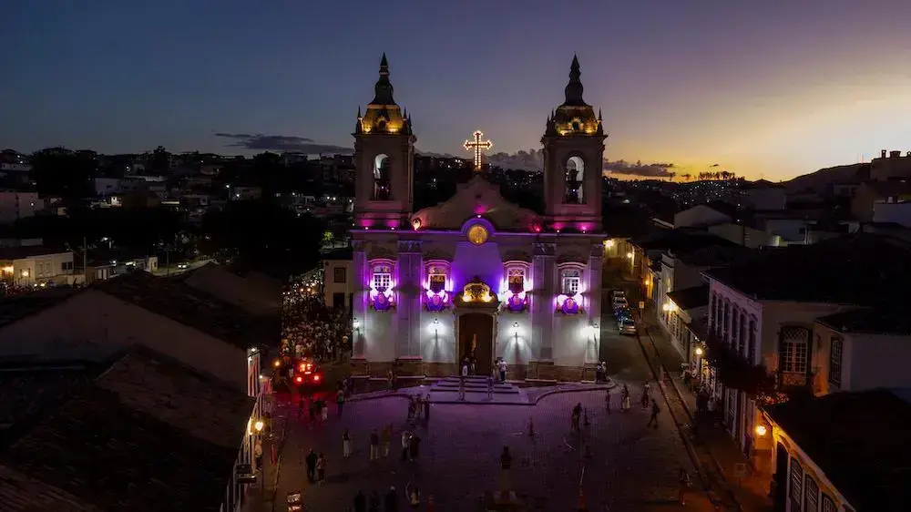 Projeto 'Luzes no Patrimônio' ilumina 12 igrejas históricas de Minas Gerais