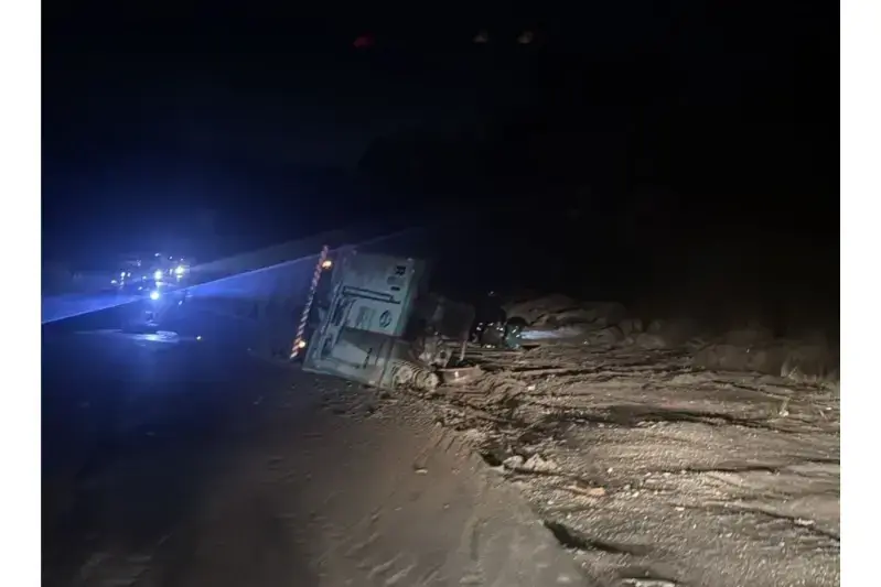 Acidente com carreta provoca congestionamento de mais de 10 km na BR-381