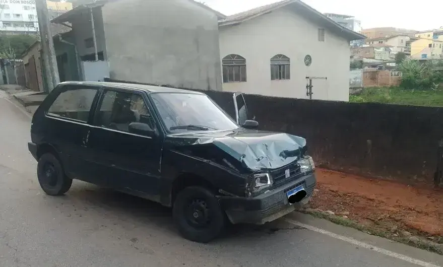 Acidente em Itabira: Fiat Uno colide com ônibus e motorista abandona local