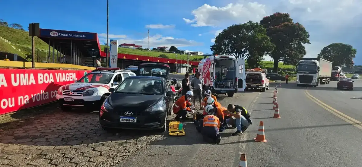 Acidente entre moto e carro deixa jovem ferida na BR-381 em João Monlevade