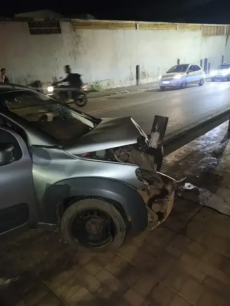 Adolescente perde controle de veículo e causa acidente em Itabira