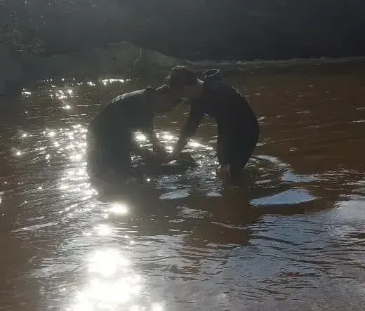 Bombeiros continuam buscas por jovem desaparecido após afogamento em MG