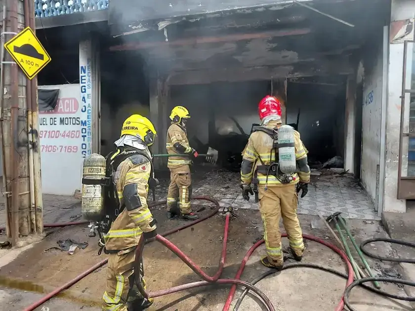 Bombeiros controlam incêndio em loja de motos em João Monlevade