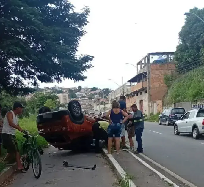 Capotamento entre carro e caminhão deixa feridos na avenida Marco Túlio Isaac, em Betim