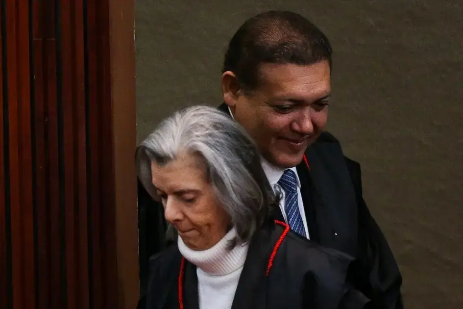 Cármen Lúcia anuncia sua saída antecipada da presidência do TSE