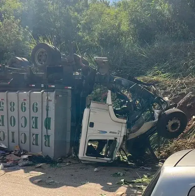 Carreta cai de viaduto na Avenida Amazonas e deixa dois feridos em Minas Gerais