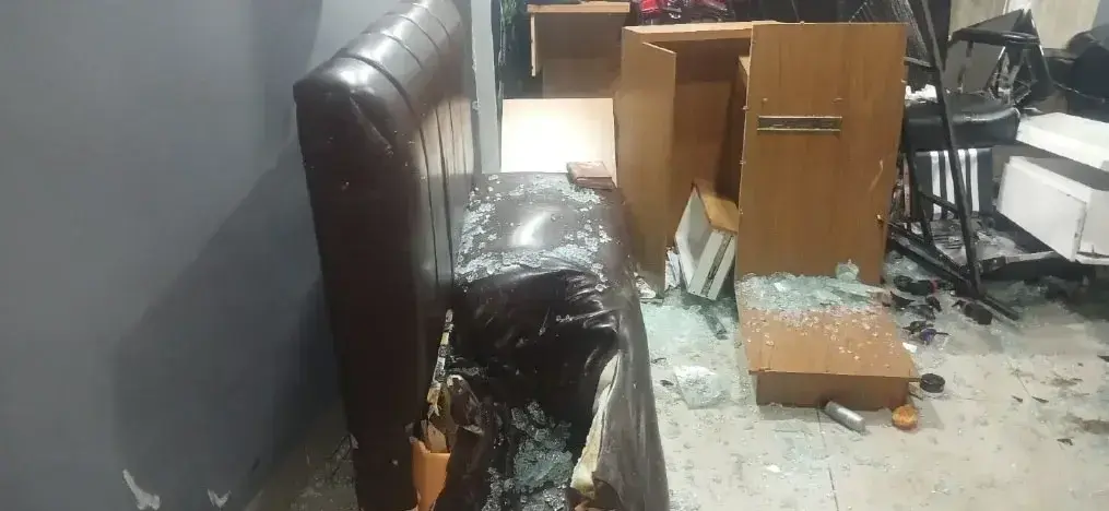 Carro colide com barbearia e atinge criança em Manhuaçu