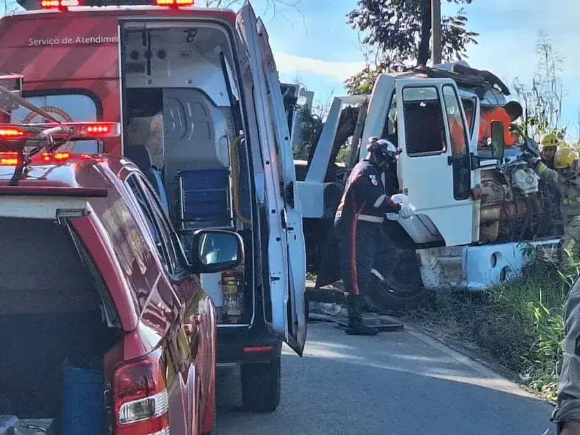 Colisão entre caminhões em Itabira deixa motorista preso às ferragens