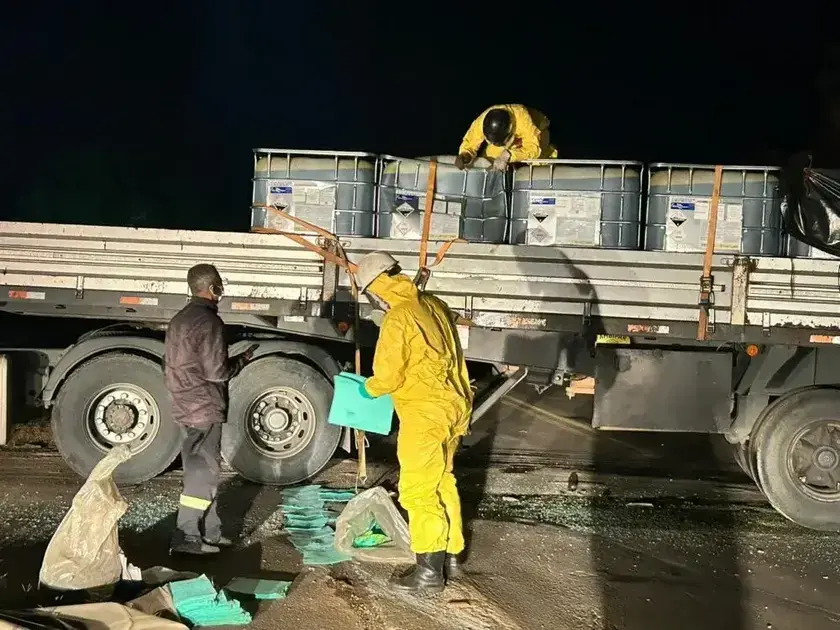 Colisão na BR-354 provoca derramamento de produto químico em Minas Gerais