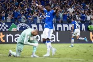 Cruzeiro vence Grêmio por 2 a 0 e afunda Corinthians no rebaixamento