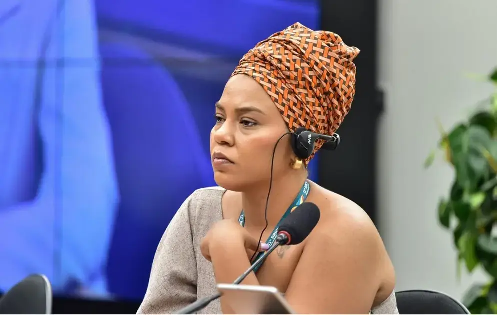 Deputada busca apoio popular para acelerar análise do PL da Misoginia