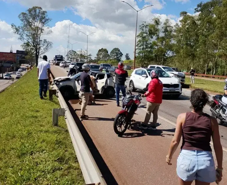 Engavetamento na BR-040 provoca ferimentos e interdição em Nova Lima