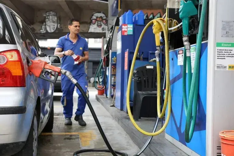 Governo intensifica fiscalização em 5,3 mil postos após aumento nos combustíveis