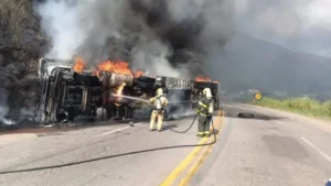 Grave acidente interdita BR-381 em Caeté: carreta tomba e pega fogo