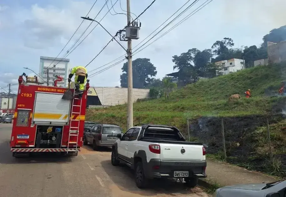 Incêndio de grandes proporções em Itabira mobiliza Corpo de Bombeiros