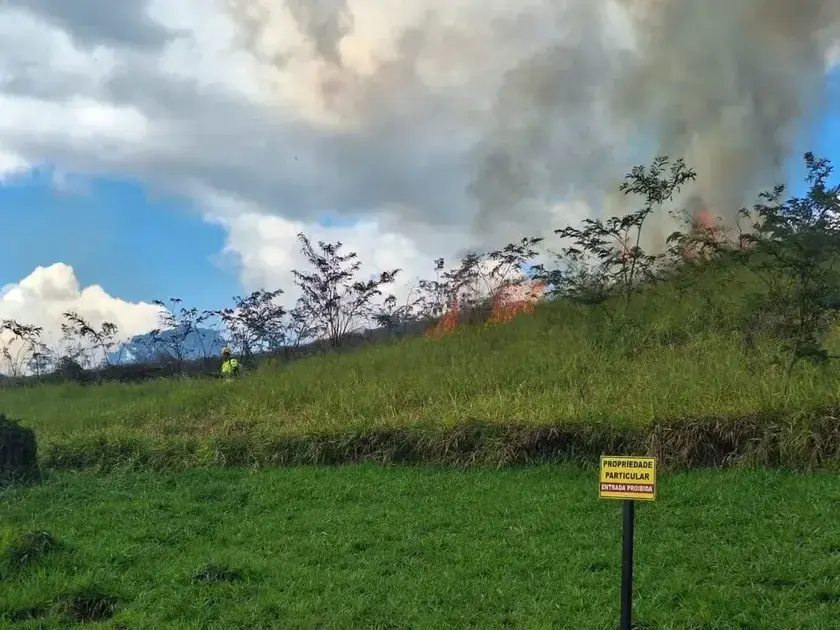 Incêndio em Itabira: Corpo de Bombeiros atuam para conter chamas em lote vago