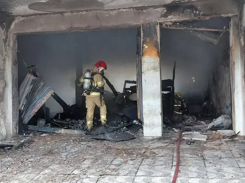 Incêndio em loja de motos em João Monlevade causa destruição de veículos