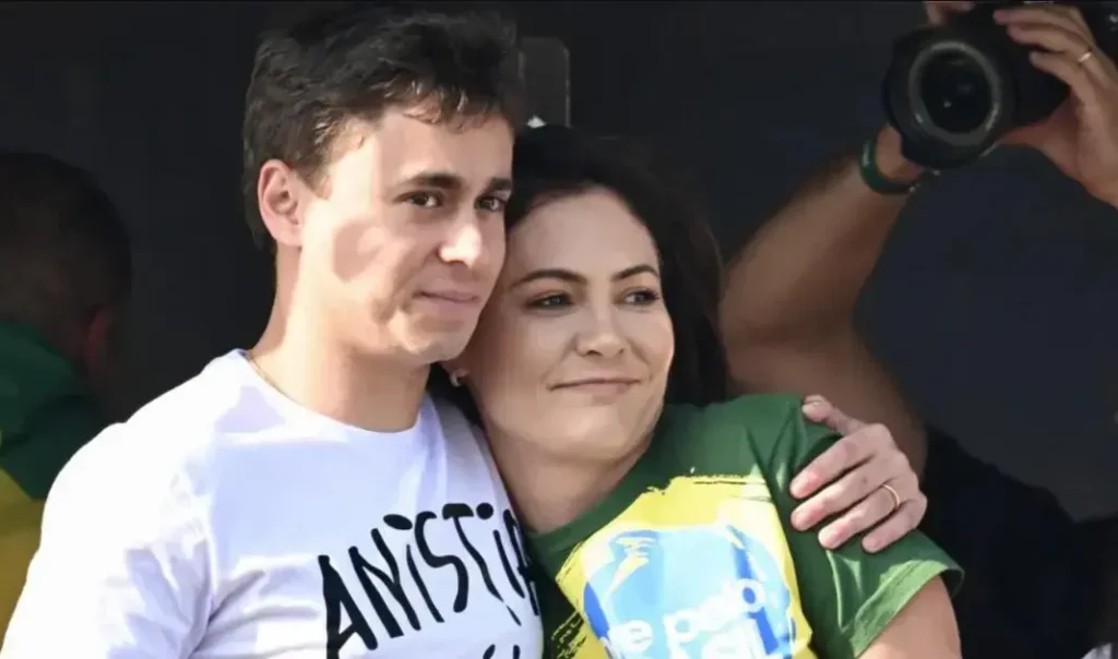 Michelle apoia Nikolas durante disputa familiar pública