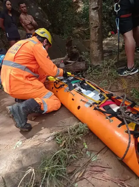 Mulher é resgatada após queda de 10 metros em cachoeira em Brumadinho