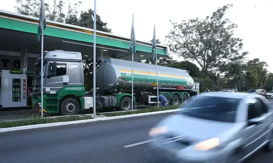 Oitenta por cento dos estados brasileiros apoiam subsídio ao diesel importado Oitenta por cento dos estados brasileiros apoiam subsídio ao diesel importado