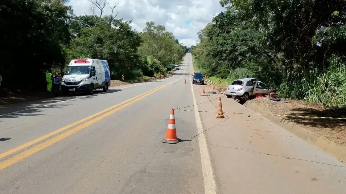 Tragédia na BR-262: Dois mortos em colisão entre carro e caminhão