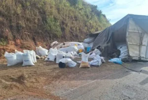 Acidente com carreta na MGC-120: carga de café de R$ 1 milhão bloqueia rodovia