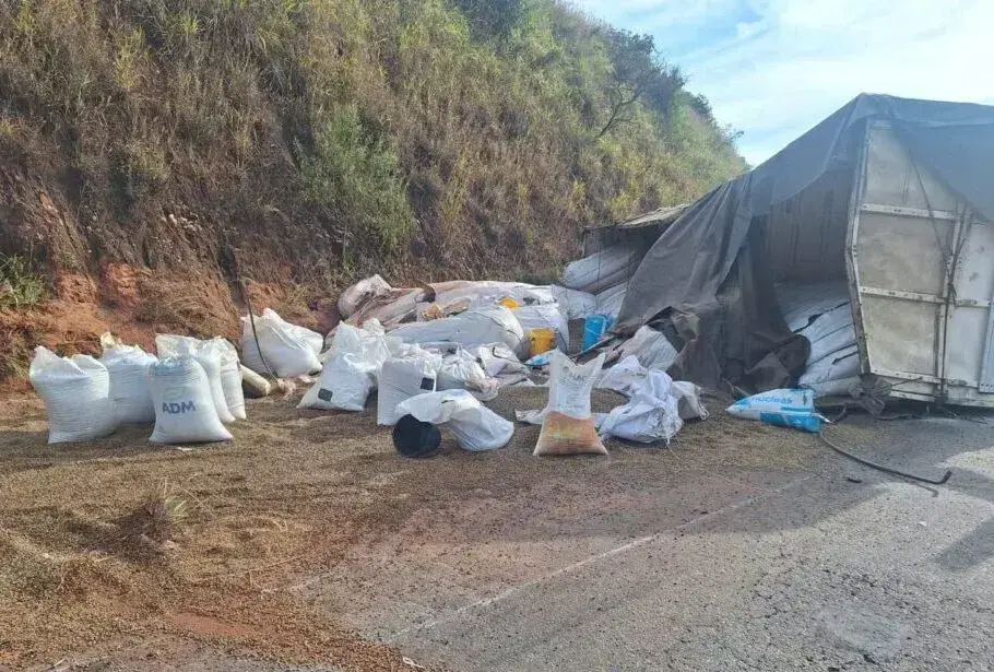 Acidente com carreta na MGC-120: carga de café de R$ 1 milhão bloqueia rodovia