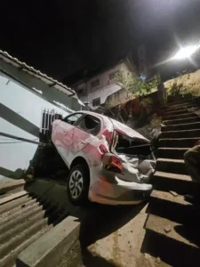 Acidente de carro em Belo Horizonte deixa casal de idosos assustado