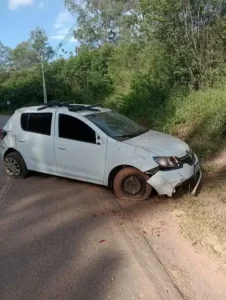 Acidente na AMG-1210 em Itabira: Motorista capota após passar por buraco