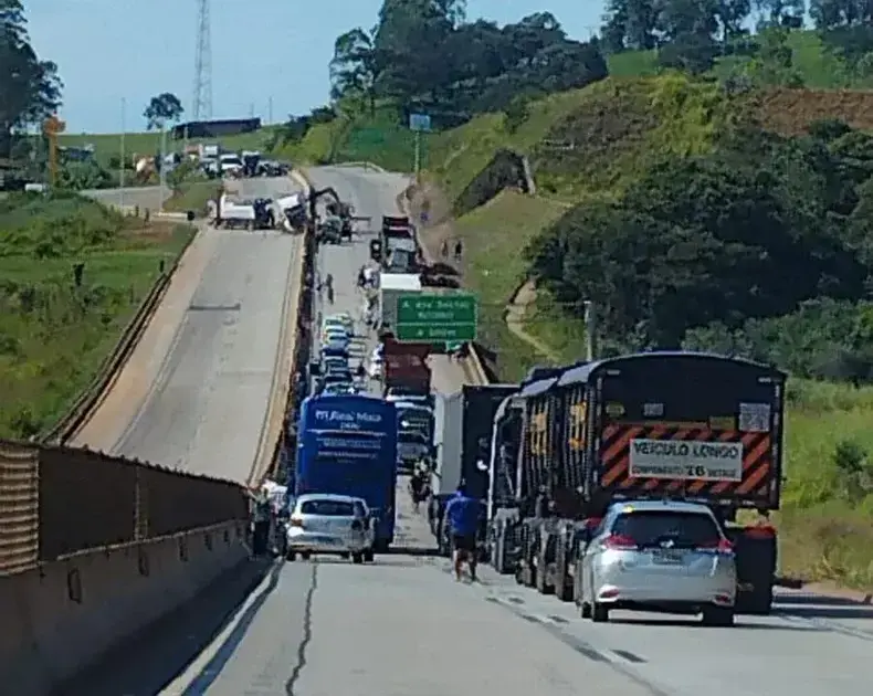 Acidente na BR-381 provoca interdição no trânsito em Nova União