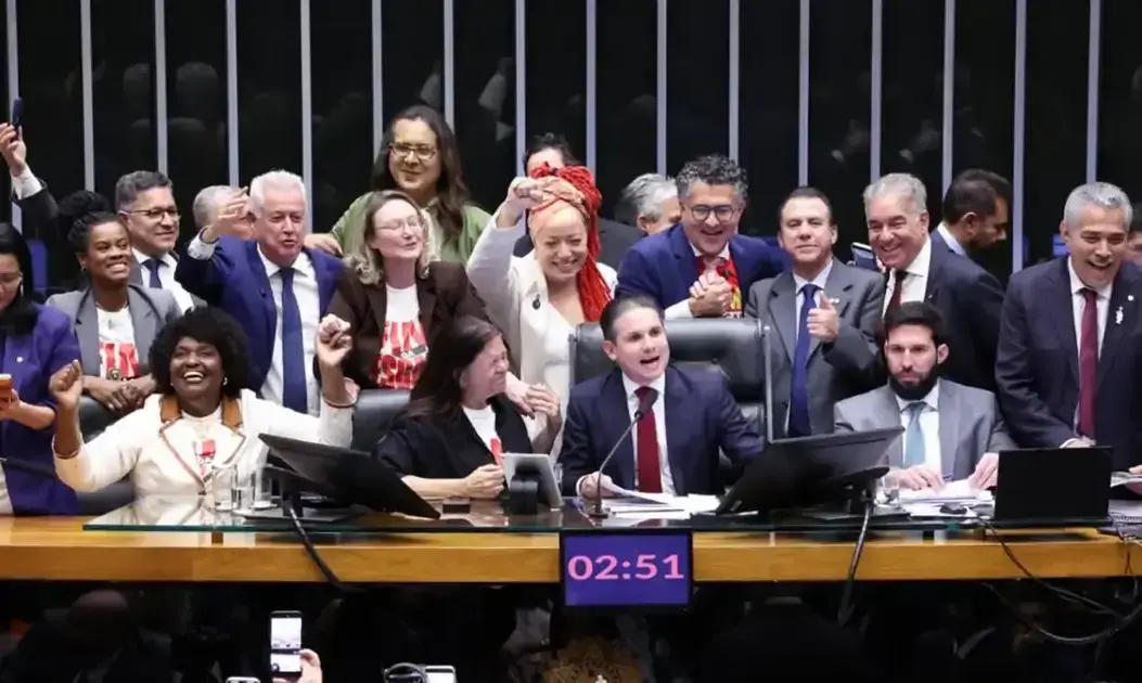 Câmara aprova PEC que extingue a escala 6x1 e reduz jornada de trabalho