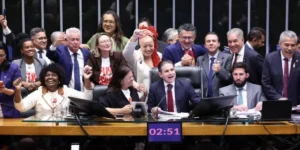 Câmara aprova PEC que extingue a escala 6x1 e reduz jornada de trabalho