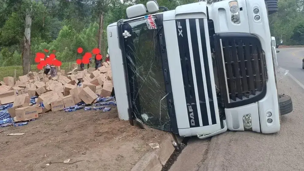 Caminhão carregado tomba na BR-381 em João Monlevade e carga é saqueada
