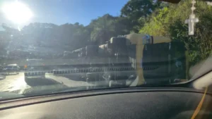 Caminhão tomba na BR-381 e provoca congestionamento em BH