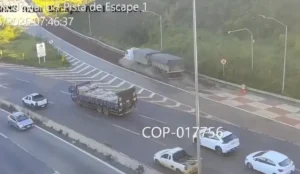 Carreta acessa área de escape no Anel Rodoviário e evita graves acidentes