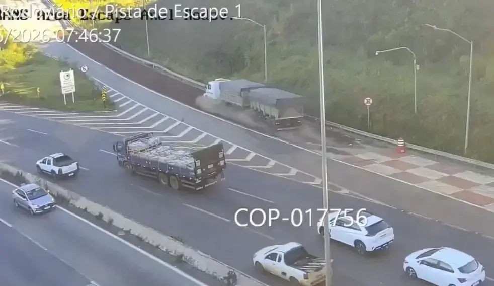 Carreta acessa área de escape no Anel Rodoviário e evita graves acidentes